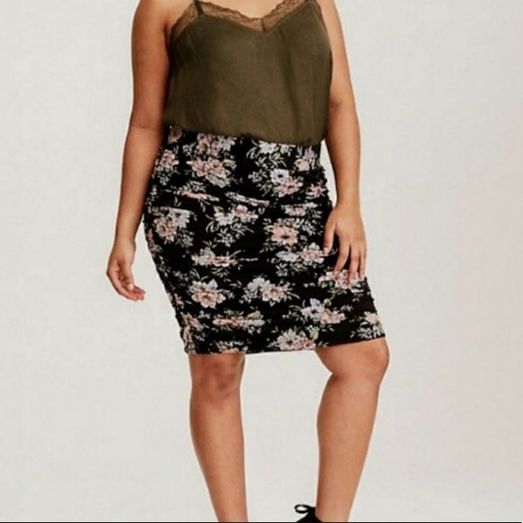 torrid Dresses & Skirts - ✨torrid black floral ruched pencil skirt✨